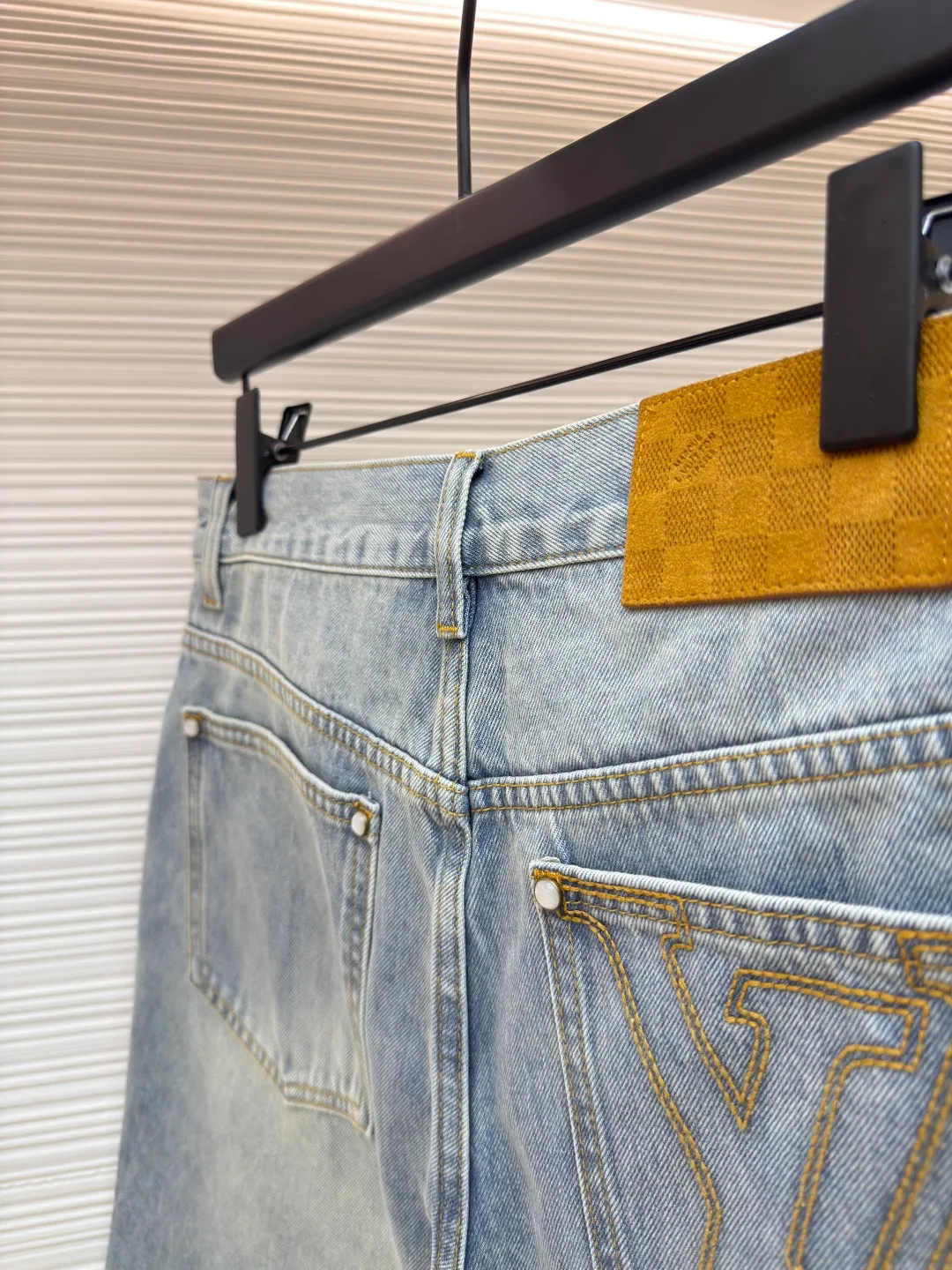 LOUIS VUITTON logo denim shorts ●Authentic product: Purchased and developed by 9350 ●Item number: 1680034-A65 ●Fabric: denim fabric ●Technology: washed production ●Version: fitted version ●Weight: about 540 grams ●Size: 30-32-34-36 ●Description: The fabric is made of 7s*7s twill cotton denim, the weft is made of compact siro-spun raw cotton yarn, and the ready-to-wear is made of fried sand and washed water. , sea salt and sea sand potassium permanganate additives are added to the tank, the flower pattern of the later washing cover is nostalgic color, matching the ancient gold hanging chain on the back collar, and the mold is opened to customize the cylindrical I-shaped buckle made of pearl material to restore ZG quality. The leather tag is made of suede leather with high-temperature stamping of the logo, and the checkerboard leather tag on the back is also made of suede. The pocket embroidery is a needle embroidery process, with double stitching and embroidered logo. The overall wiring is straight and delicate, the fabric is comfortable and soft, and the color is consistent without color difference. It can be matched with the same style to create a fashionable look and control various occasions. Customized accessories, complete with three standards, same style for men and women!